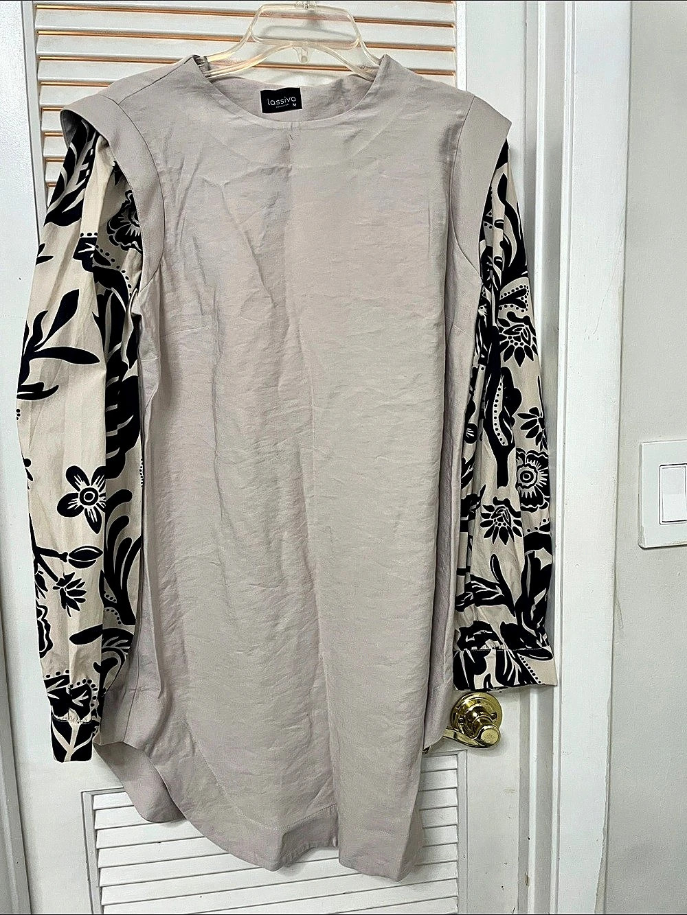 Lassiva Floral Sleeve Tunic in Gray & Black Size Medium Like New